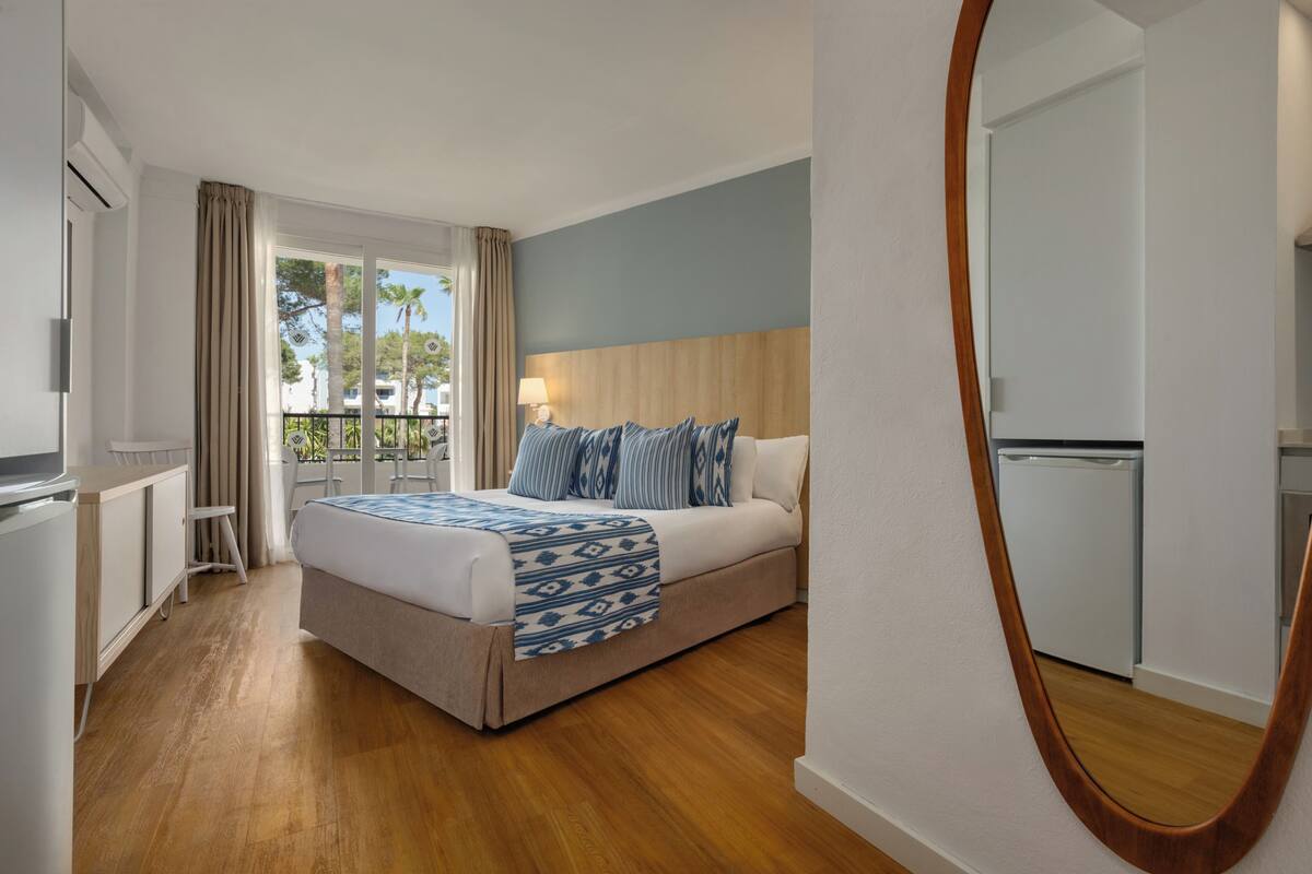 Classic Room (2 Double Beds or 2 Twin Beds) | Iron/ironing board, WiFi (free)