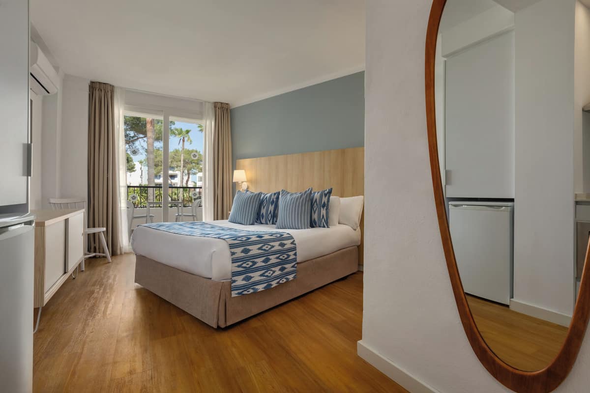 Classic Room (2 Double Beds or 2 Twin Beds) | Iron/ironing board, free WiFi