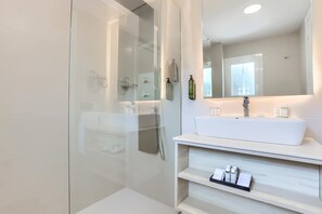 Regndusch, gratis toalettartiklar, hårtork och handdukar