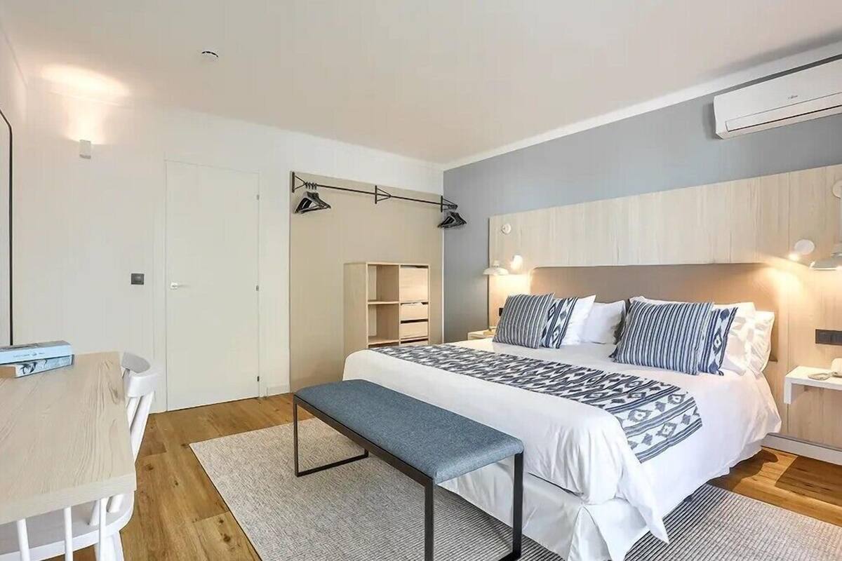 Iron/ironing board, WiFi (free)