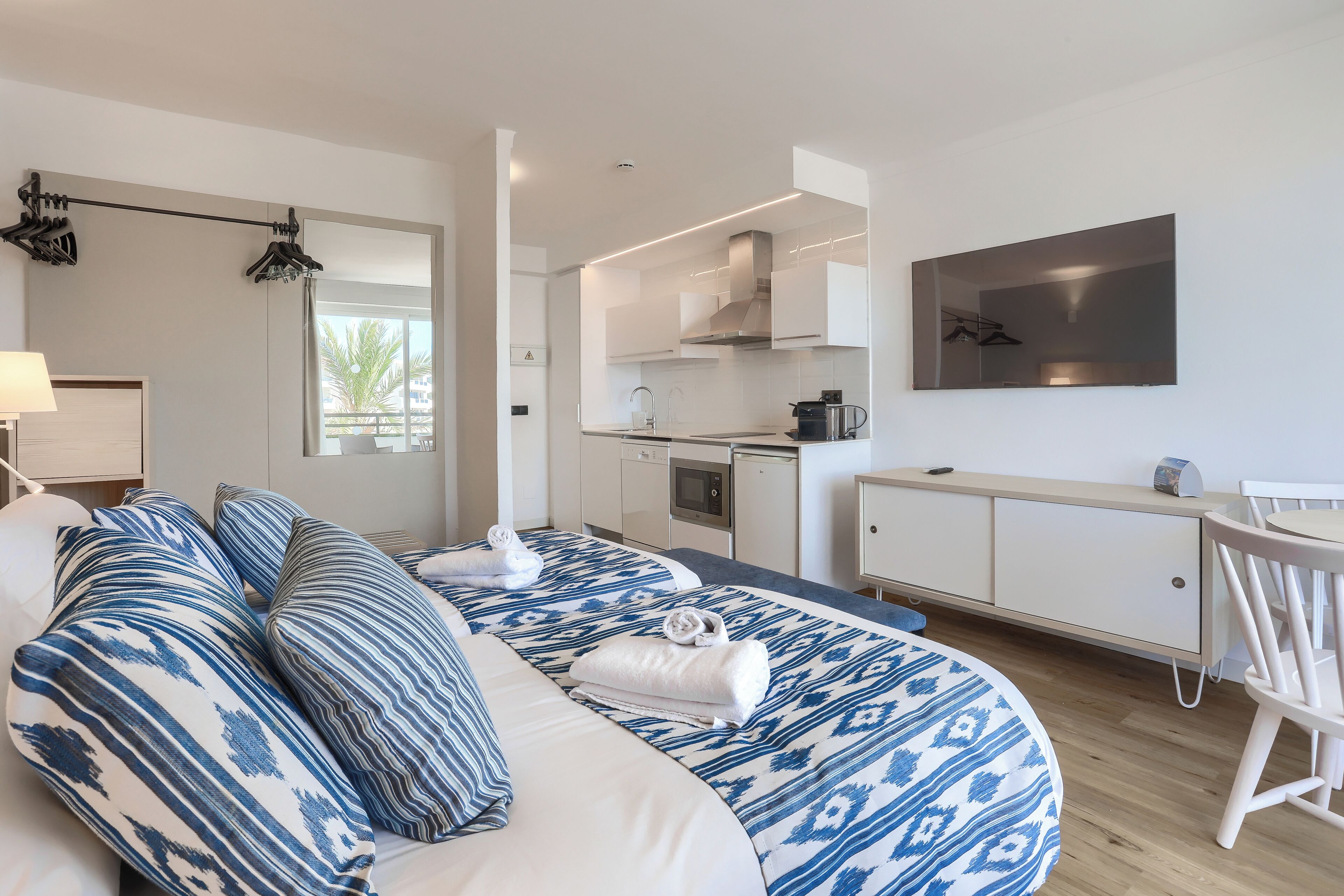 Studio (Apartment, 2 Double Bed or 2 Twin Bed) | Strykjärn/strykbräda och gratis wi-fi