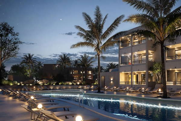 Una piscina al aire libre