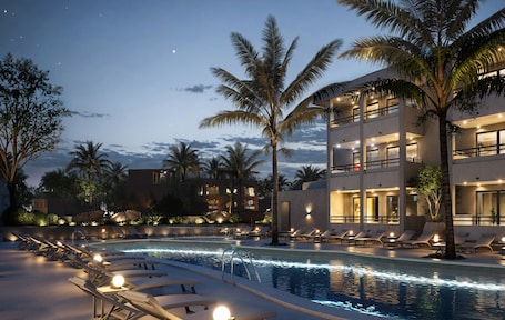 Outdoor pool. Wyndham Mallorca Portocolom Resort