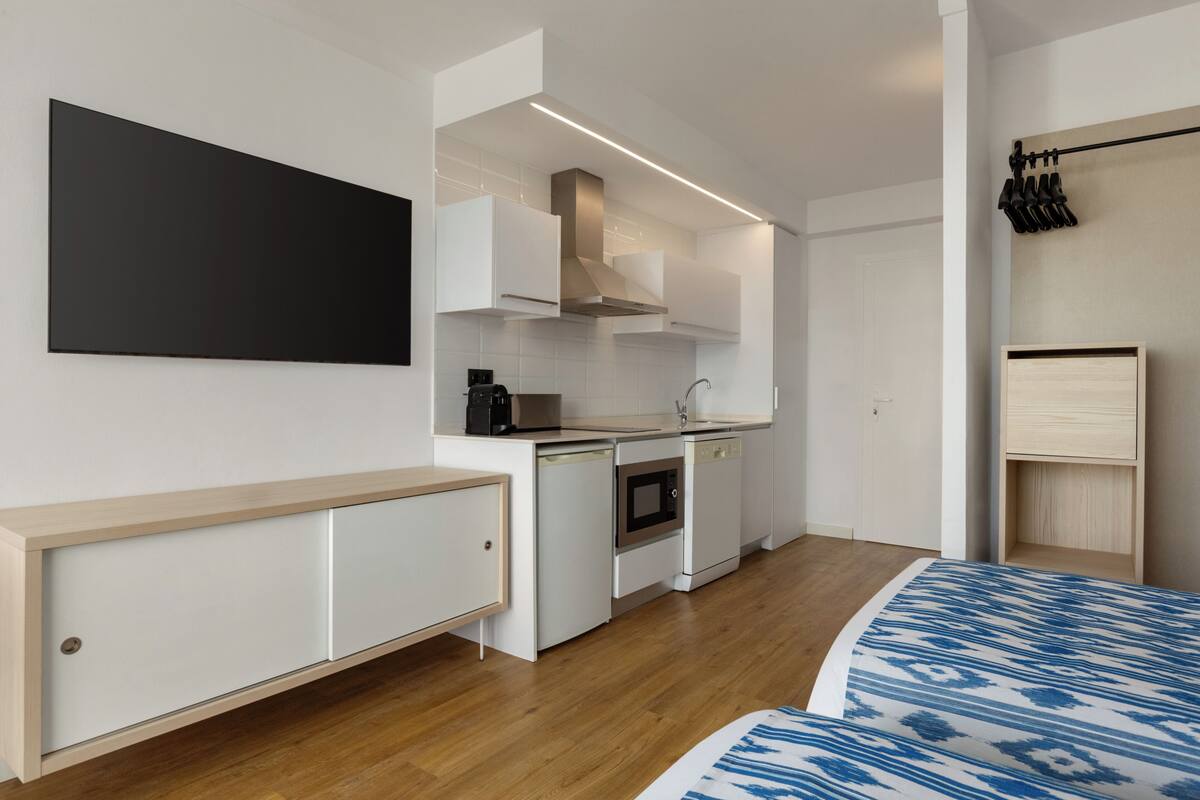 Studio (Apartment, 2 Double Bed or 2 Twin Bed) | Private kitchen | Coffee/tea maker, fridge, microwave, stovetop