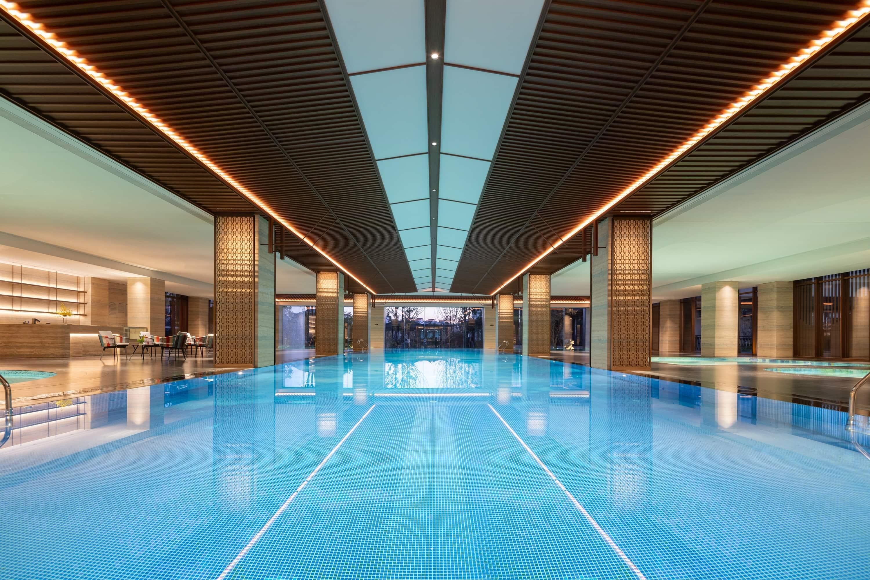 حمام سباحة داخلي