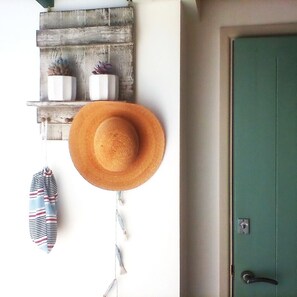 Interior - Fabulous position a sandy beach and stunning coastal walks. Family friendly. (Truro)