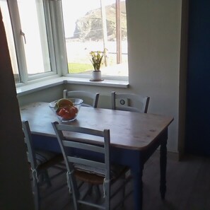 Dining - Fabulous position a sandy beach and stunning coastal walks. Family friendly. (Truro)