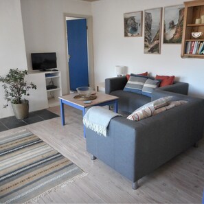 Living area - Fabulous position a sandy beach and stunning coastal walks. Family friendly. (Truro)