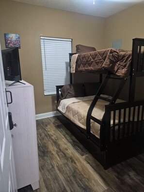 3 habitaciones, tabla de planchar con plancha y wifi gratis