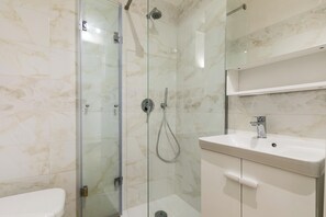 Een haardroger, handdoeken