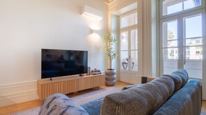 TV - Deluxe Design 1BR w/ Terrace by LovelyStay (Porto)