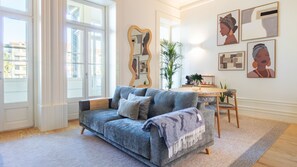 TV - Deluxe Design 1BR w/ Terrace by LovelyStay (Porto)