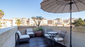 Outdoor dining - Deluxe Design 1BR w/ Terrace by LovelyStay (Porto)