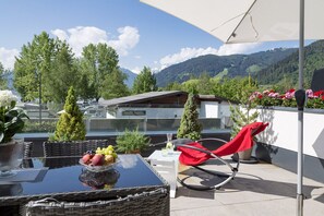 Outdoor dining - Luxury Apartment Silvia, Lake view & Terrace (Zell am See)