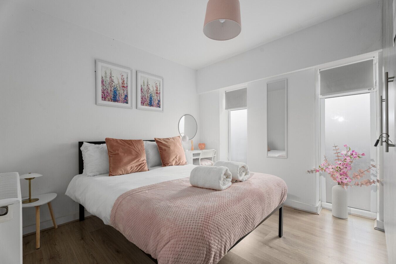 Desk, iron/ironing board, WiFi, bed sheets