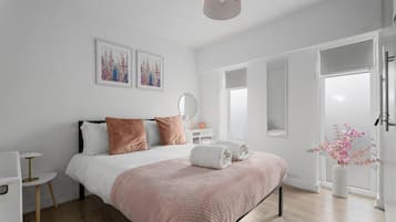 2 bedrooms, desk, iron/ironing board, WiFi