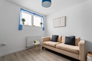 TV, books - London Access Stay | Fast Train to Waterloo | Near Heathrow (Ashford)