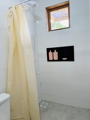 Serviettes fournies, savon, papier toilette