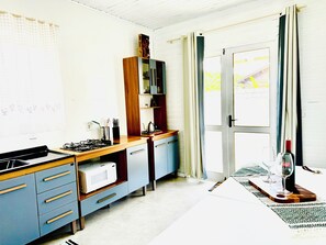 Kylskåp, mikrovågsugn, spishäll och kaffe- och tebryggare