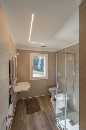 Douche, sèche-cheveux, bidet, serviettes fournies