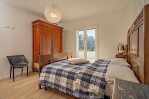 3 habitaciones, escritorio y tabla de planchar con plancha 
