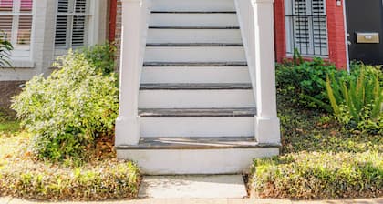 Serene 2-bedroom condo steps from Forsyth Park in charming Savannah