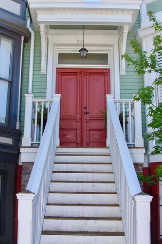 Serene 2-bedroom condo steps from Forsyth Park in charming Savannah