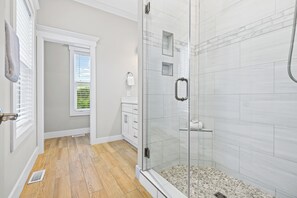 Shower, hair dryer, towels - Captain's Cove Heated Private Pool Sound + Gulf Views  Walk to Beach (Navarre)