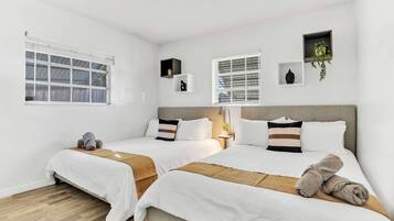 Travel cot, WiFi, bed sheets