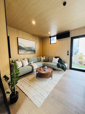 Smart TV - Luxury villa & carpark, retreat close to everything (Queenstown)