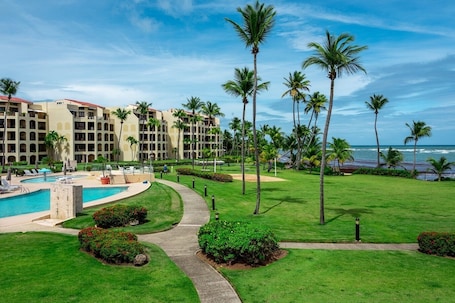 Piscina. Crescent Beach by Otium