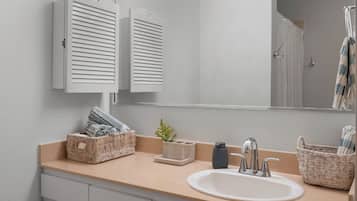 Apartamento Deluxe, balcón | Baño | Artículos de higiene personal gratuitos, toallas, jabón y champú