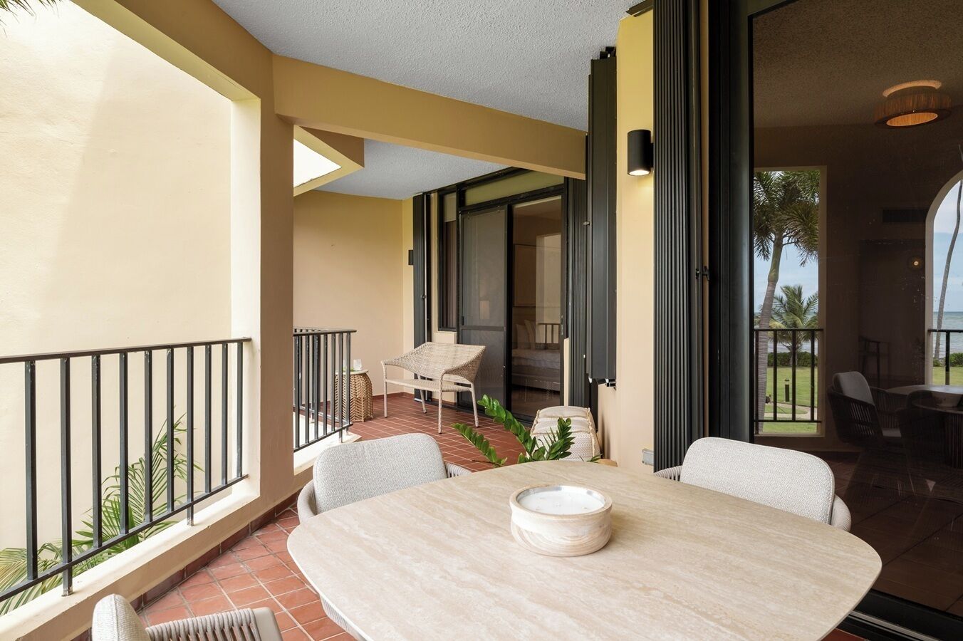 Apartamento luxo, sacada | Opções para refeição ao ar livre