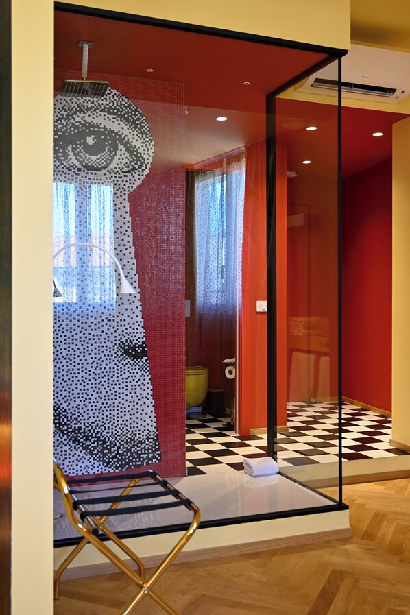 Un interior moderno con piso a cuadros, una partición de vidrio y una obra de arte única en la pared.