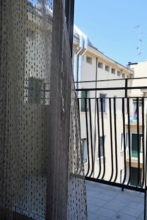 Habitació doble Deluxe, balcó | Vista del pati