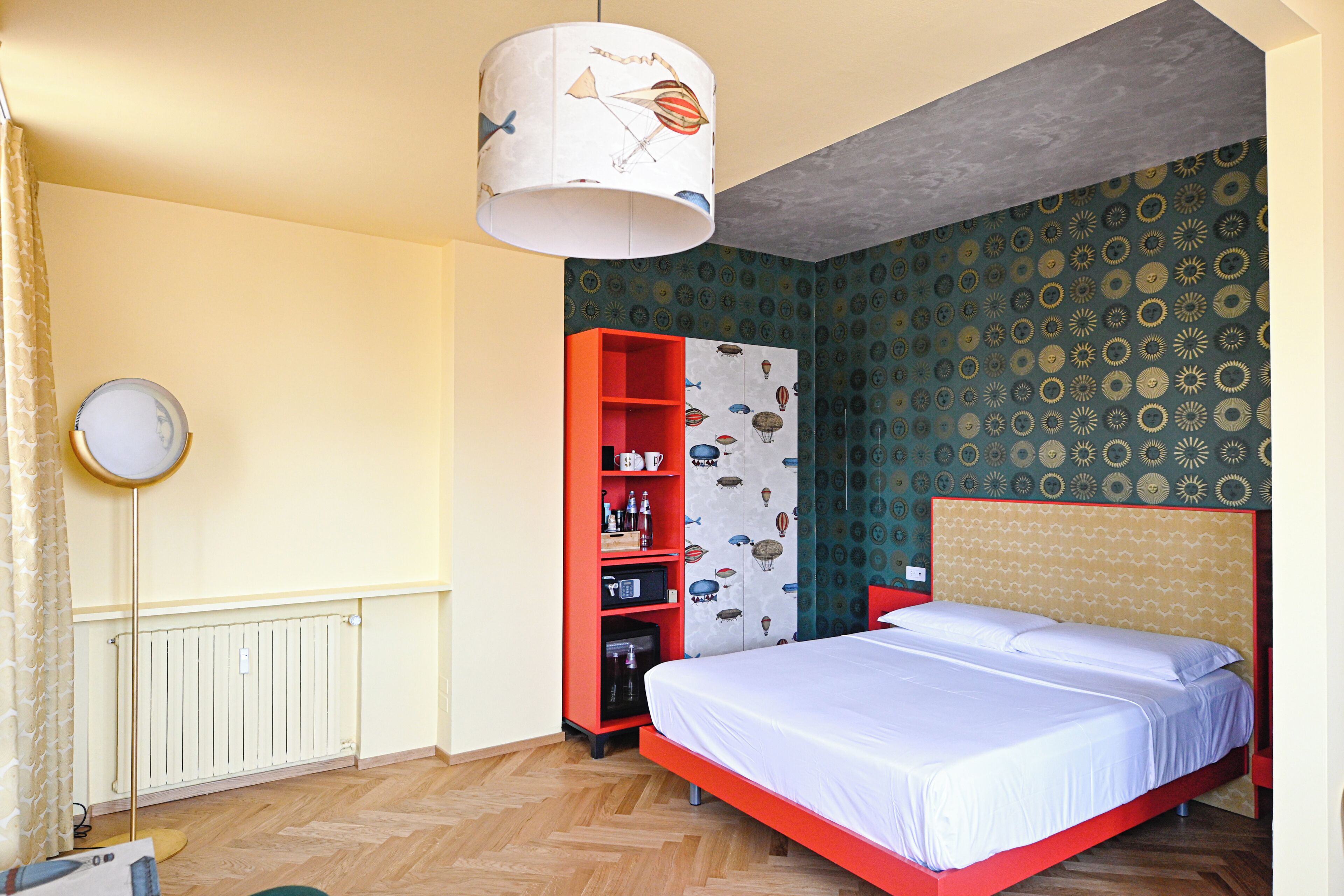 Un dormitorio con cama, armario y radiador.