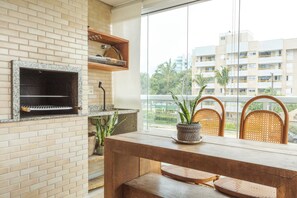 Apartamento superior, vista para o pátio | Opções para refeição