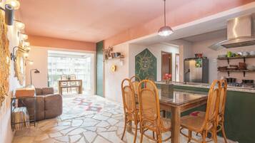 Apartamento superior, vista para o pátio | Opções para refeição