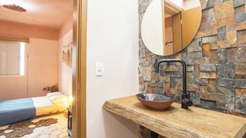 Apartamento superior, vista para o pátio | Cortinas blackout, ferros/tábuas de passar roupa, Wi-Fi de cortesia