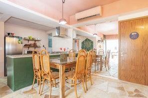 Superior Apartment, Courtyard View | Dining