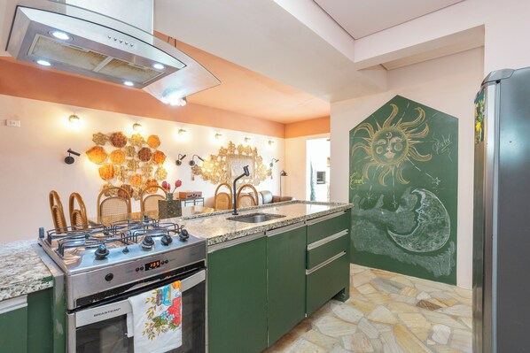 Superior Apartment, Courtyard View | Private kitchen - Entremares by WECARE Hosting (Bertioga)