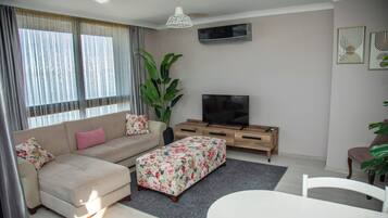 Apartamento Deluxe, balcón, vistas al mar | Zona de estar