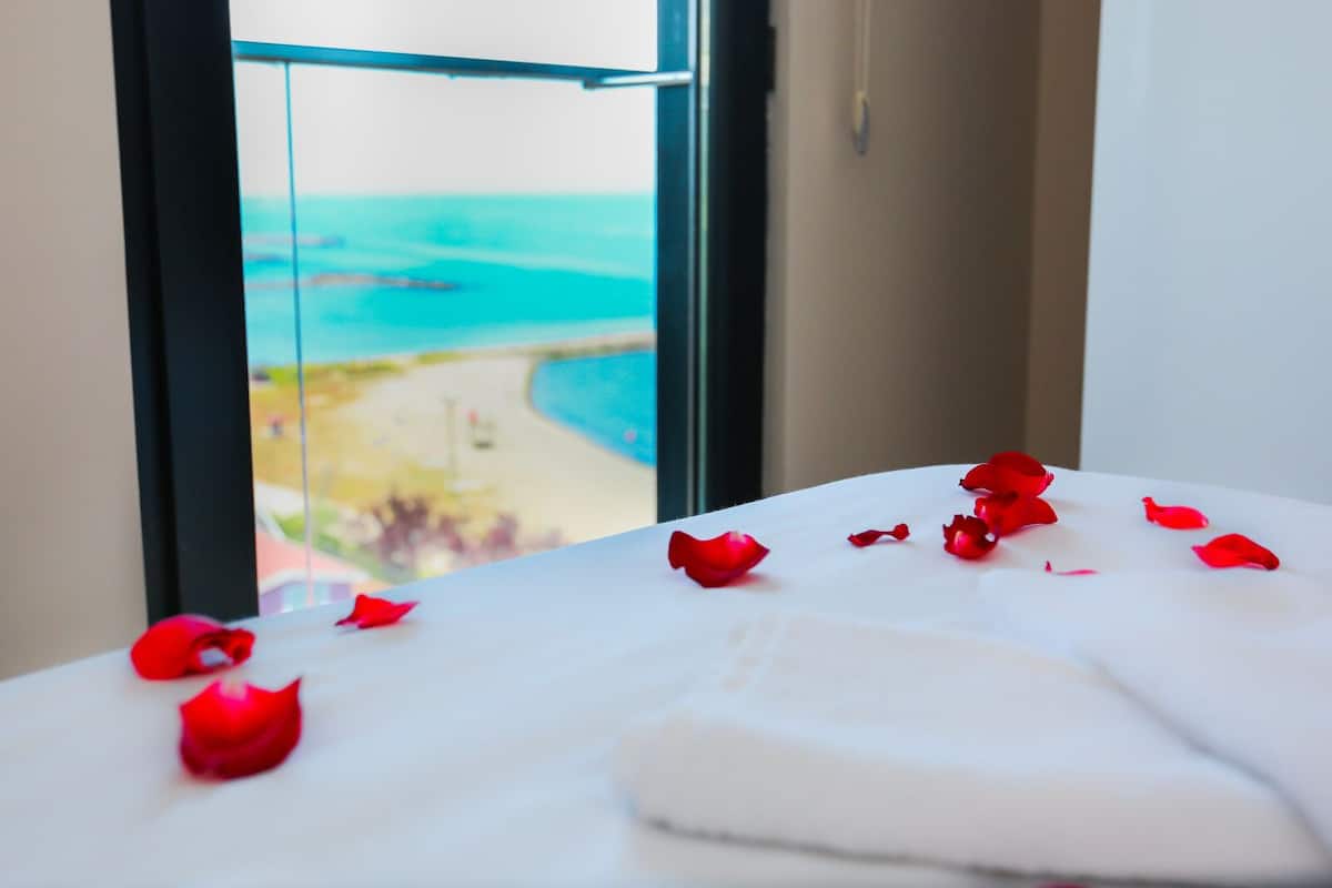 Apartamento Deluxe, vistas al mar | Caja fuerte, escritorio, sistema de insonorización