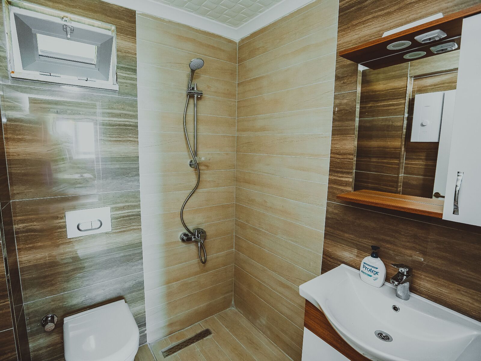 Deluxe-Apartment, Meerblick | Badezimmer | Dusche, Haartrockner, Hausschuhe, Handtücher