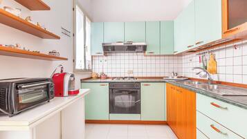 Fridge, microwave, stovetop, cookware/dishes/utensils