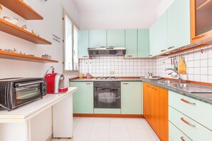 Kühlschrank, Mikrowelle, Herdplatte, Kochgeschirr/Geschirr/Besteck