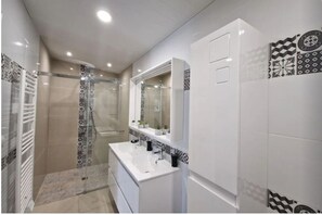Shower, hair dryer, towels, soap - Kerjolly 4-star gite, not overlooked, in a quiet location (plouegat guerand)