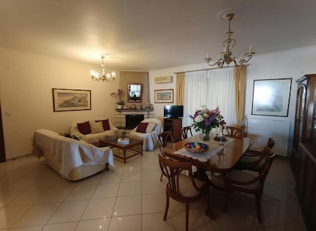 Living area. Triple Nest Maisonette – Korydallos by ΜΡS
