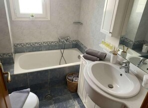 Haartrockner, Handtücher, Seife, Toilettenpapier