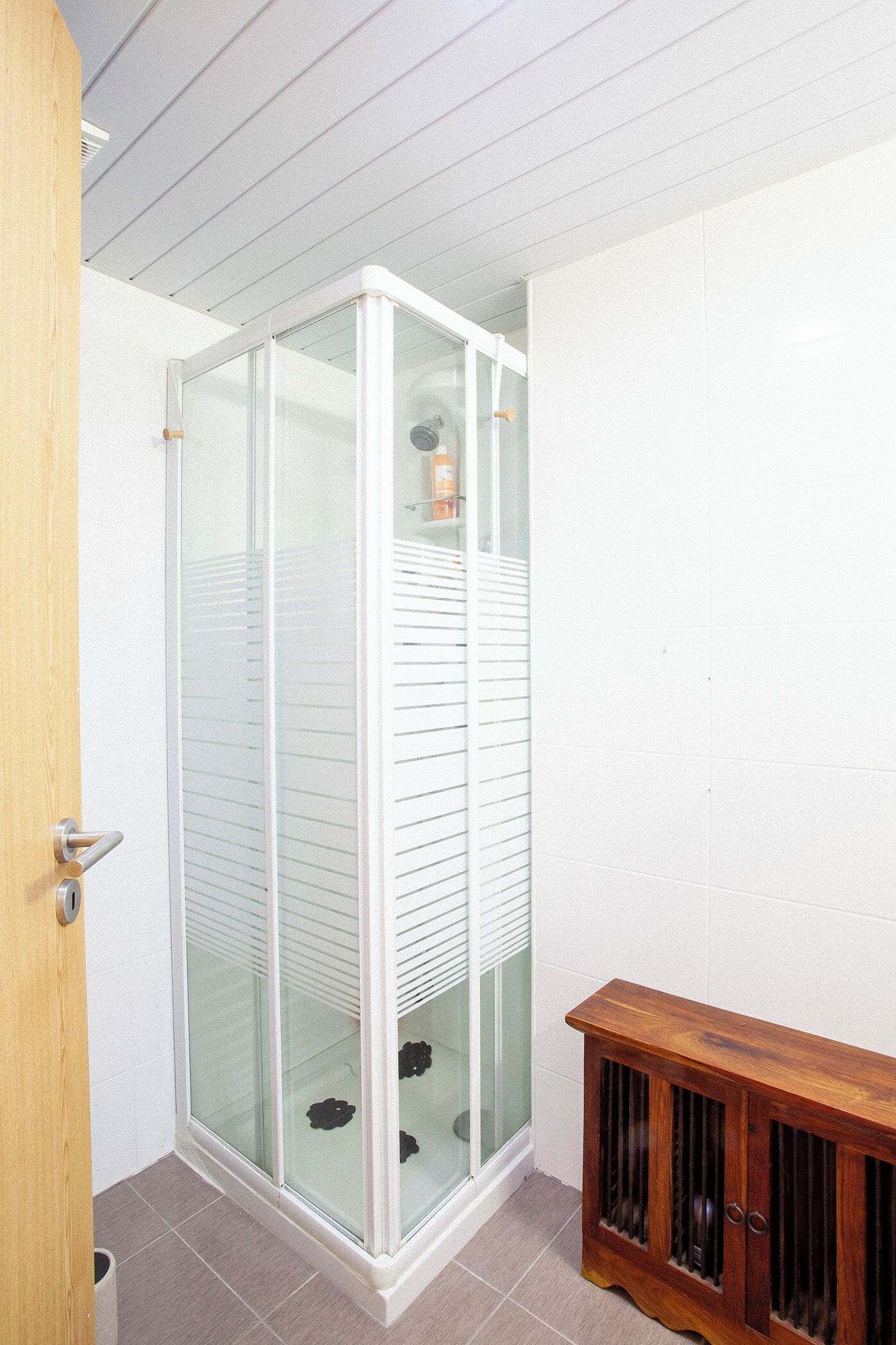 Douche, sèche-cheveux, serviettes fournies